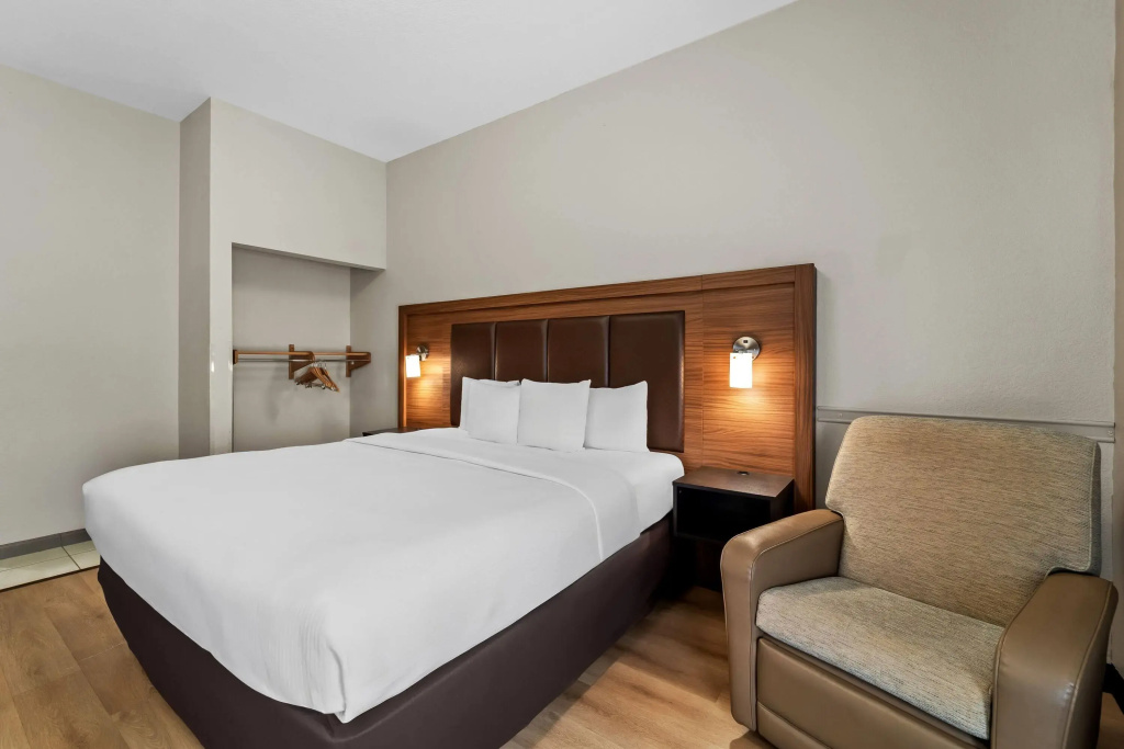 Days Inn & Suites by Wyndham Fort Myers Near JetBlue Park