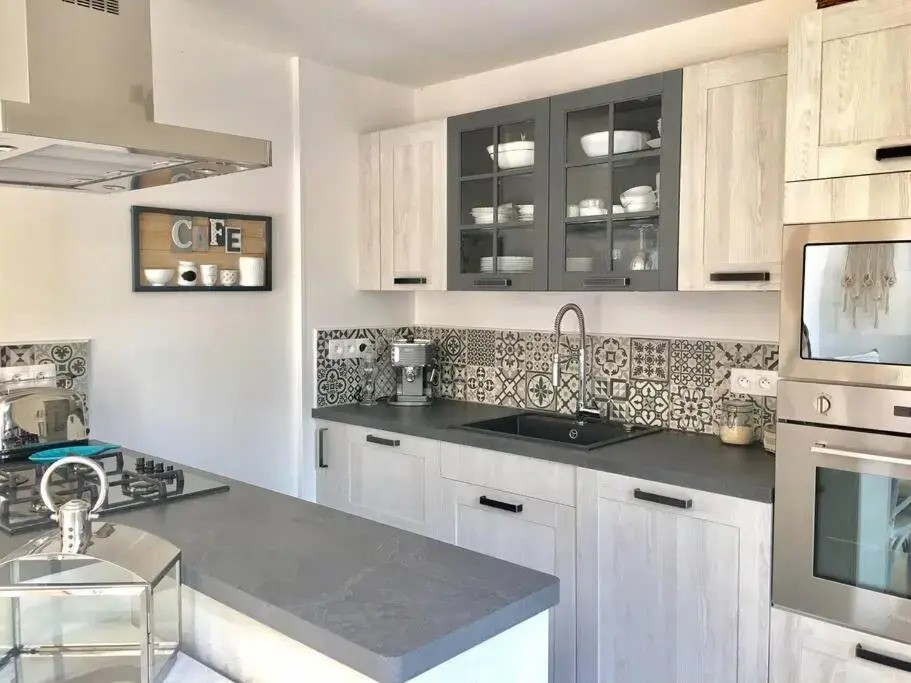 Cap d'Antibes 50m from the beach 3 bedrooms/Pool