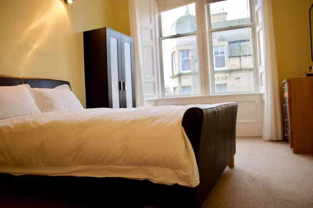 2 Bedroom Bruntsfield Apartment