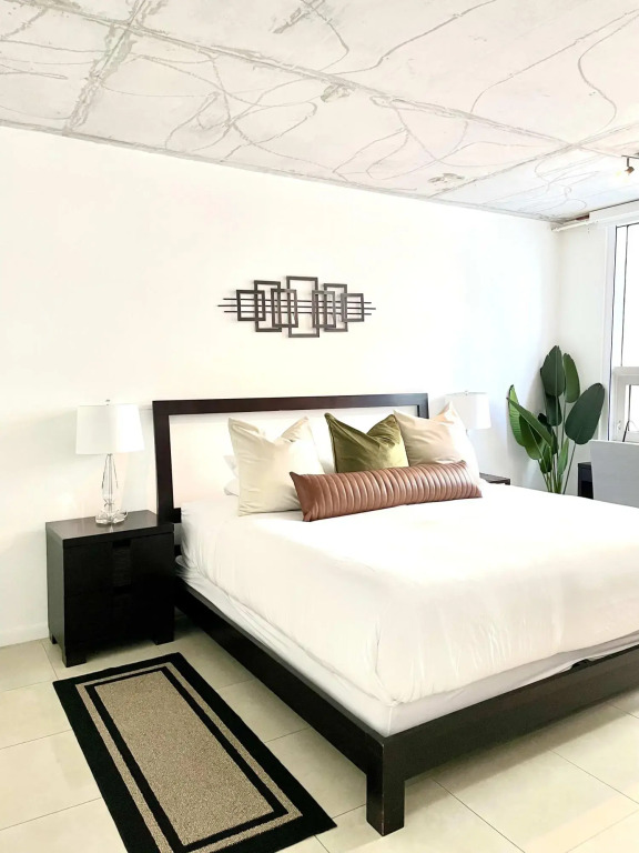 City Condo - In Midtown with pool and parking