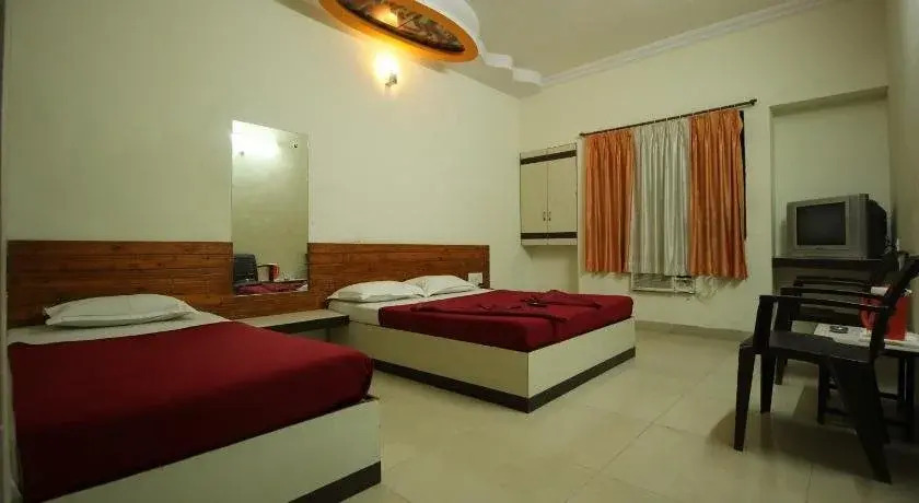 Hotel Laxmibai Palace- Only 300 meter from Sai Baba Temple