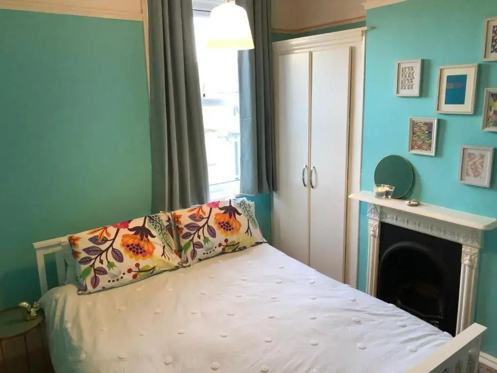 Charming 4BD Semi Detached Home Hastings