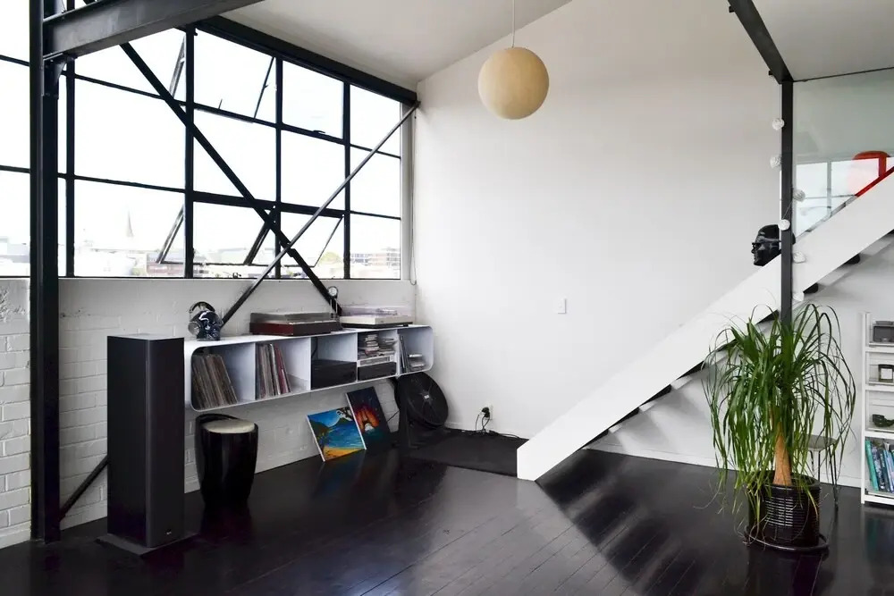 Stylish 2 Bedroom Loft Apartment With Parking
