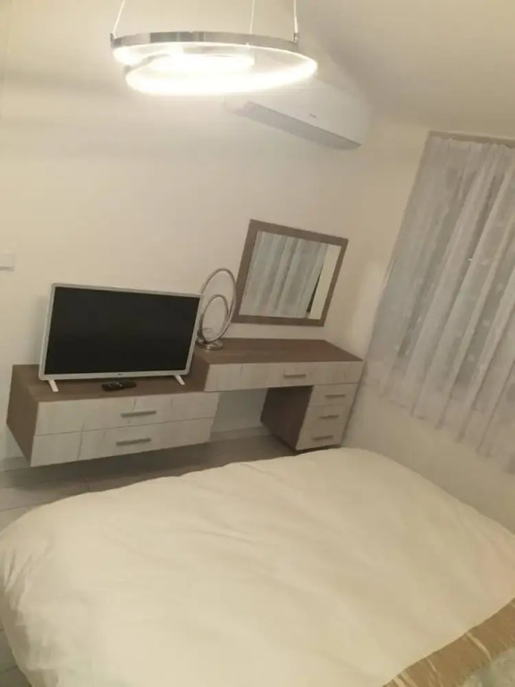2-bed - Sleeps 4 - With Parking