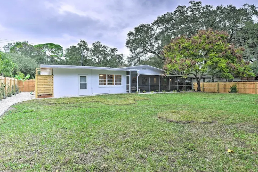 Walk to Restaurants: Sarasota Home w/ Lanai!