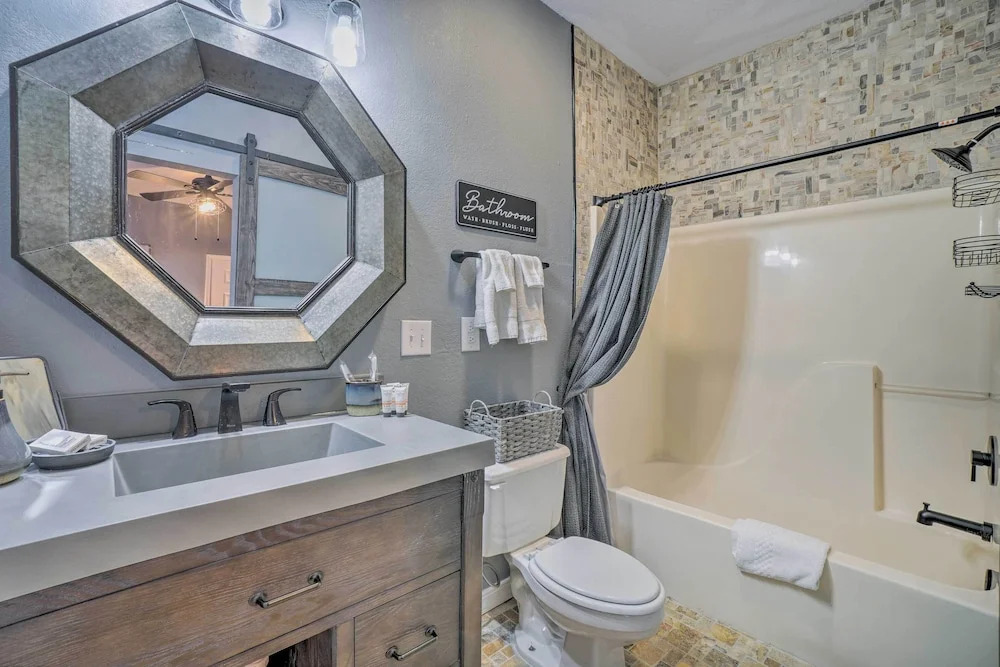 Jacuzzi Tub: Branson Retreat ~ 4 Mi to Strip