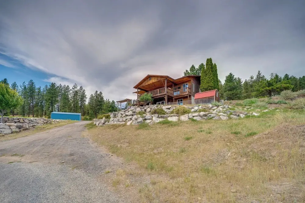 Mtn-view Getaway w/ Spacious Deck in Republic!