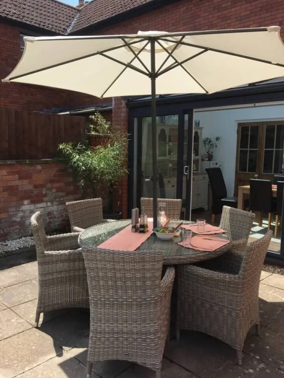 10 Bedroom Home In Glastonbury Beautiful Garden