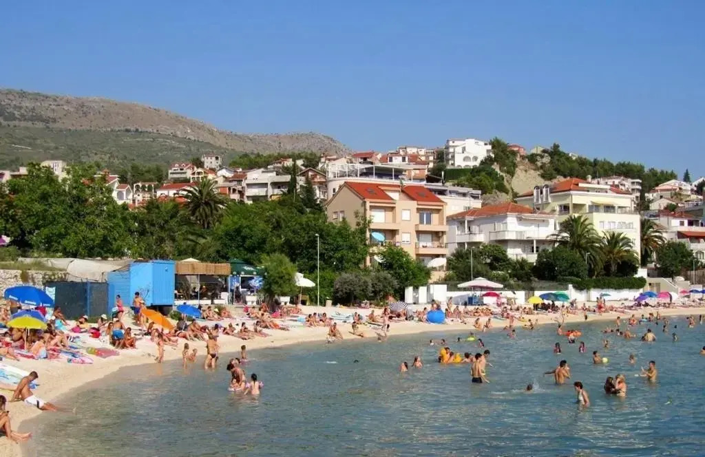 Robi - 50m From Beach - SA4