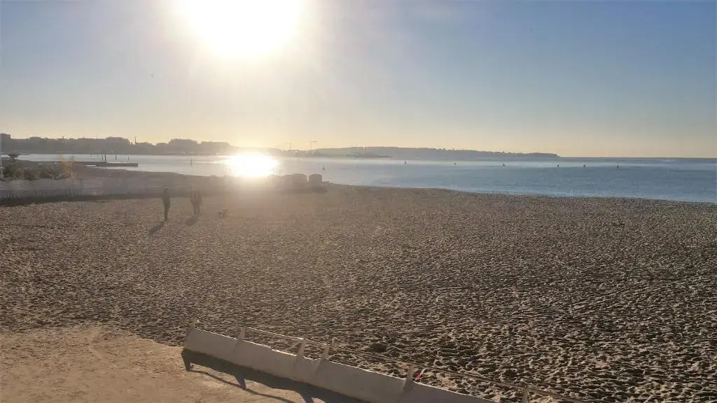 T2 proche de la gare, à 10 minutes à pieds de la Croisette, piscine & parking dans résidence de haut standing