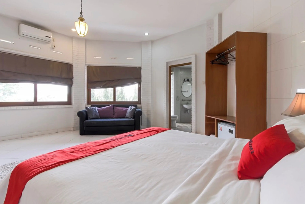RedDoorz Plus near Dago Pakar