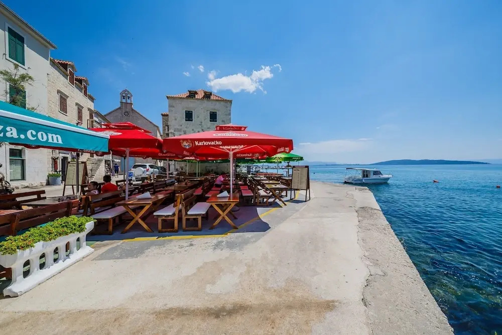 Seafront Spacious Apt, 120 m2 Size, in the Center