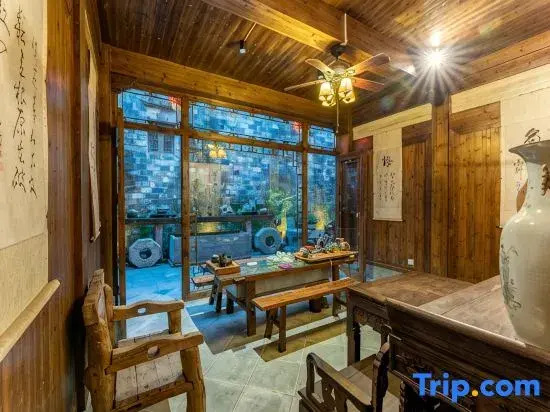 Yupingge·Long history Viewing Huizhou Design Homestay (Hongcun Pingshan Scenic Area)