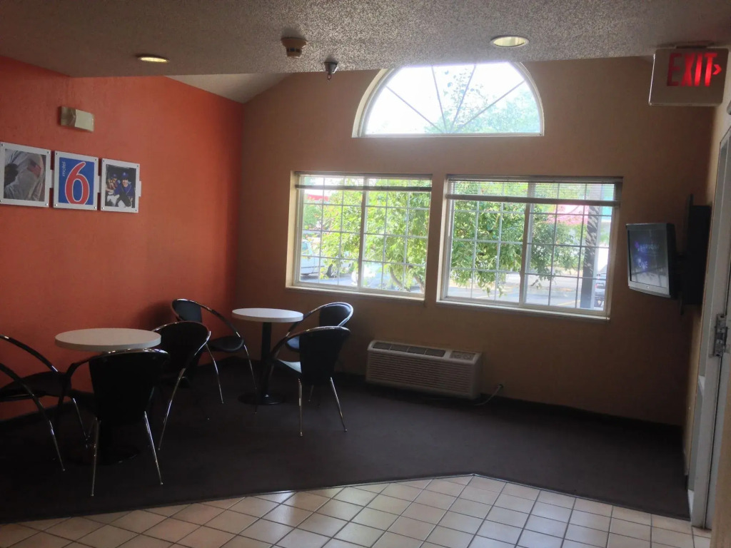 Motel 6-Olathe, KS