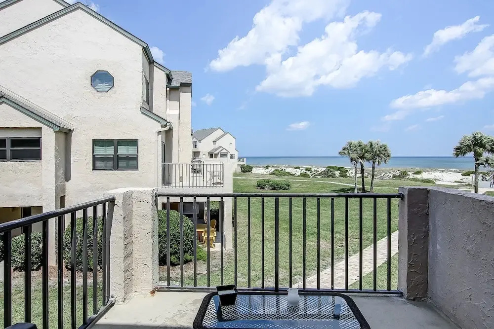 Lovely Oceanfront Townhome W/free Wifi, Central AC, Shared Pool, Private W/D
