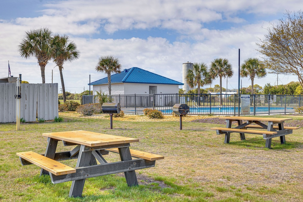Walk to Ocean! Atlantic Beach Condo w/ Pool Access