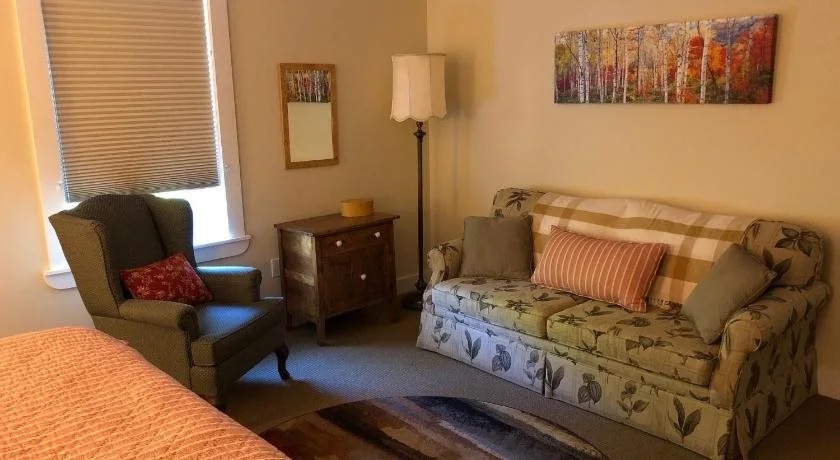 The Water's Edge Inn & Gallery