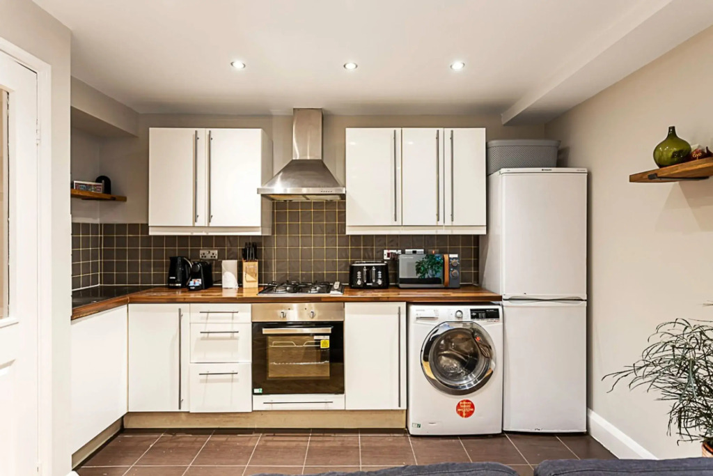 Cosy Garden Flat in Prestigious Residential Area