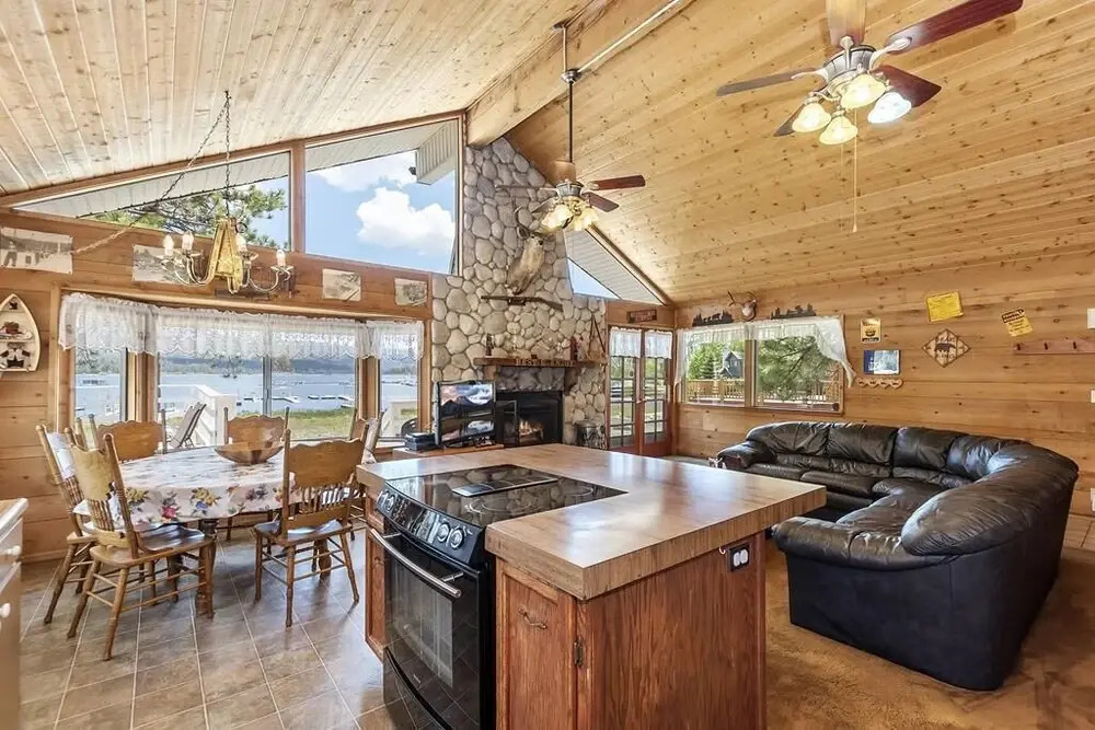012 - Lakefront Chalet