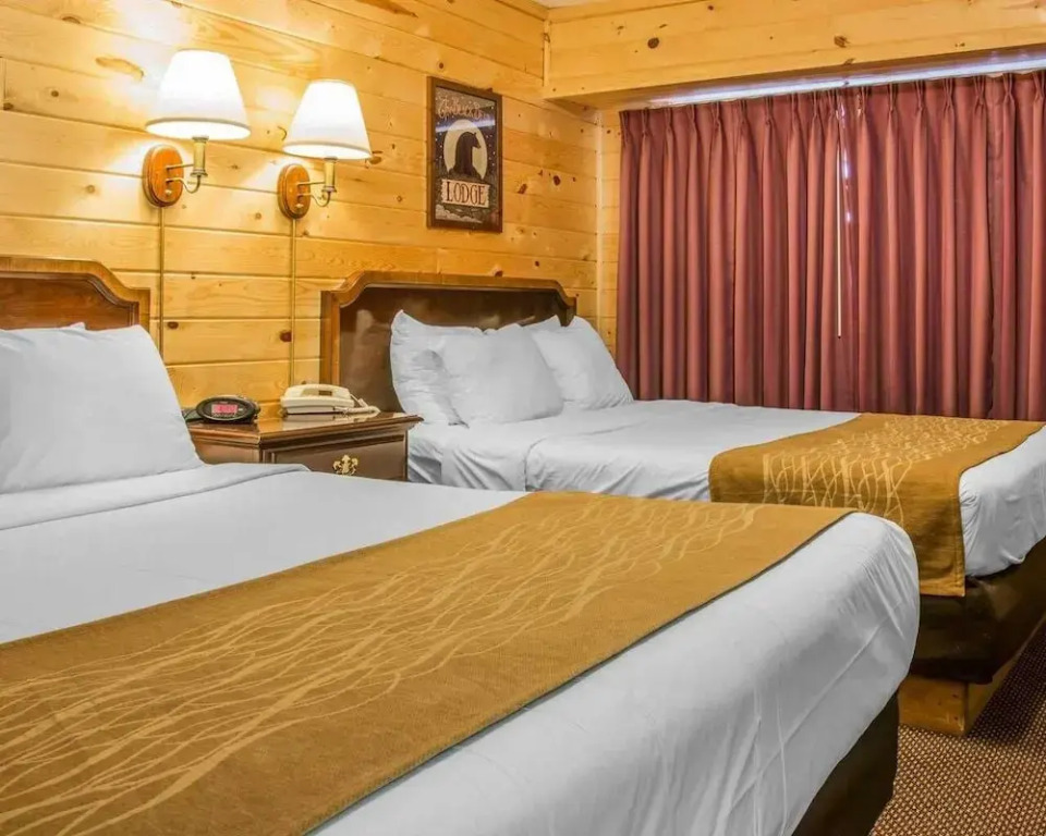 Cabins of Mackinac & Lodge