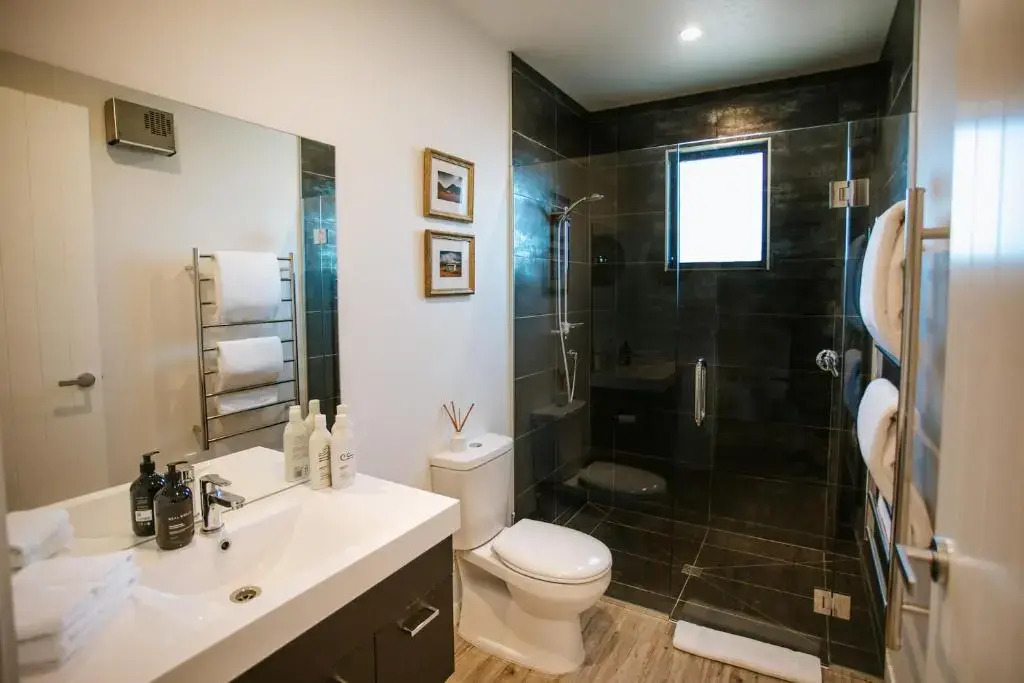 Minaret Ridge - Family Friendly - Sleeps 8 - Mountain Views - Close to Lake