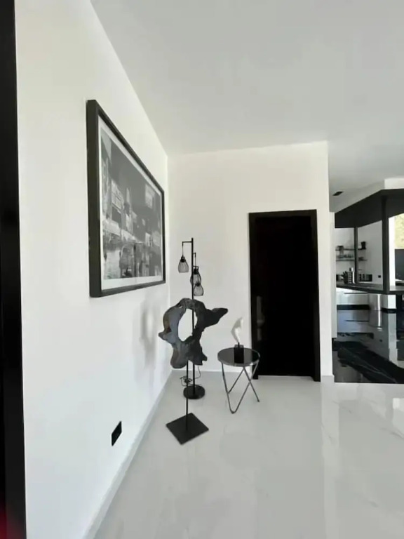 Casa Black and White. Vista al Mar
