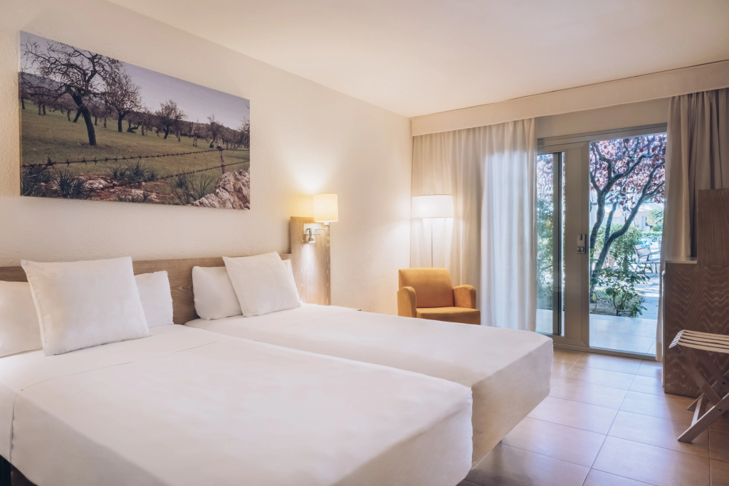 Отель Iberostar Waves Pinos Park