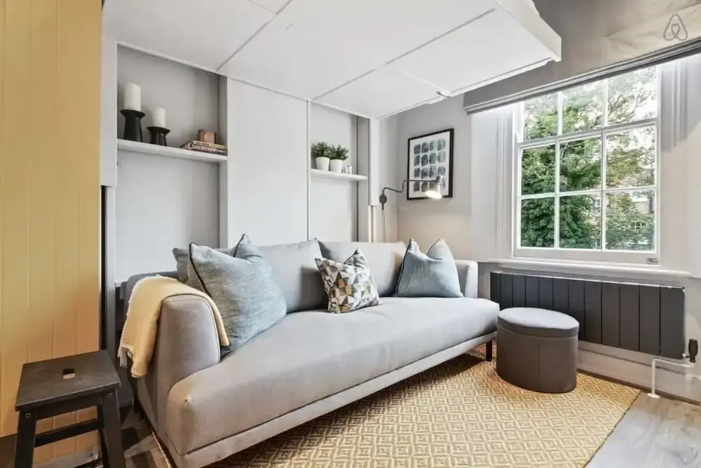 Contemporary Studio W/suspended Bed in Camden Town