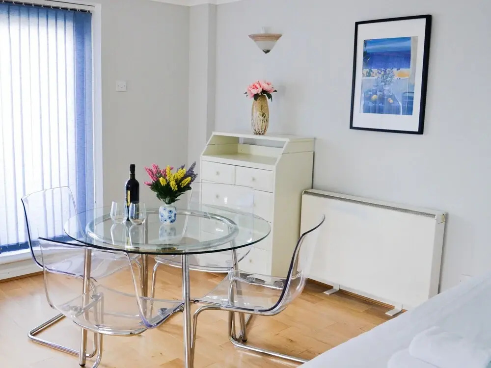 OYO Home Docklands 2 Bedroom Apartment