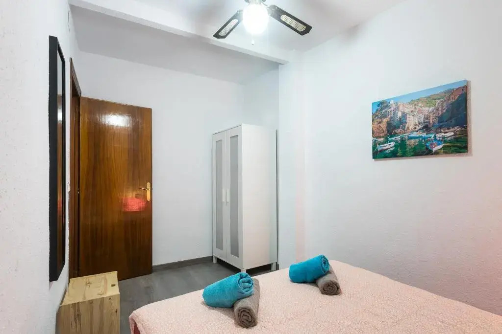 Lovely, new, bright 3 mins to beach apt 105 sq meters