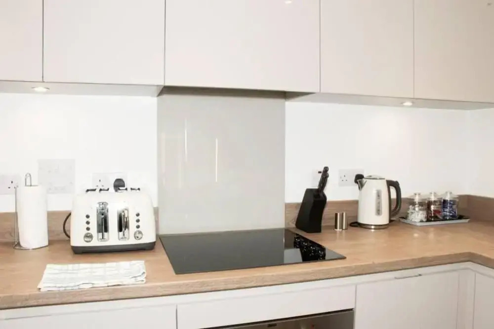 TMS Beautiful 2BR Apartment! Ensuite! Lakeside
