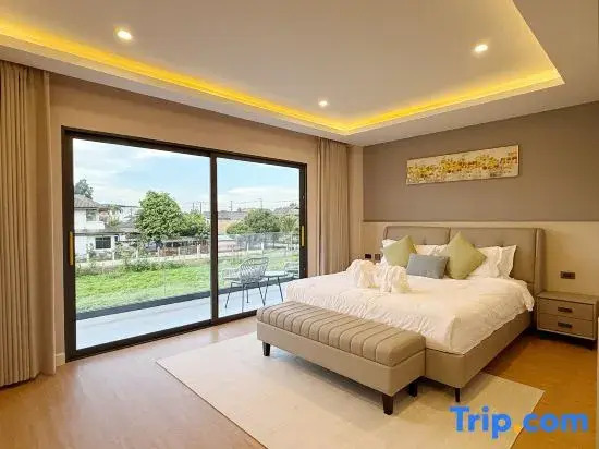 Luxury pool villa near Chiang Mai Old City, 4 bedrooms and 5 bathrooms