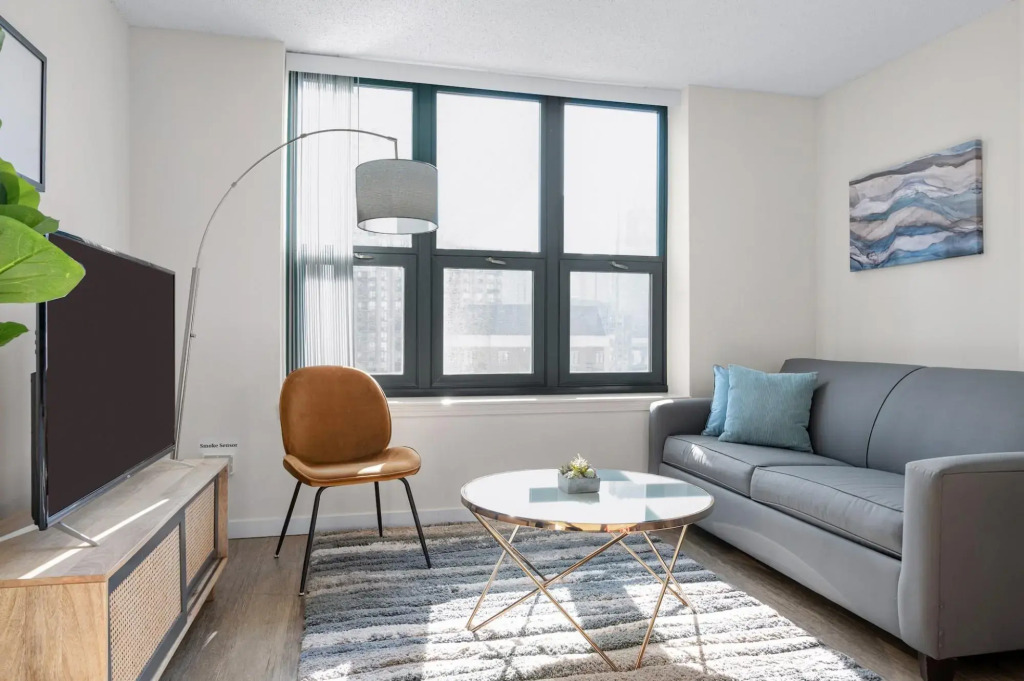 Chicago | Clean & Contactless Studio + Full Kitchen