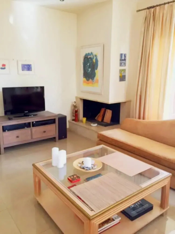 Quiet bright house next to the sea in Lagonisi