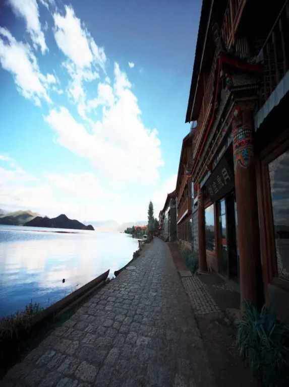 Lugu Lake Confused Years Inn