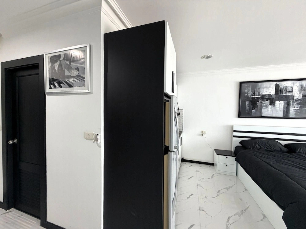 1-bedroom Pool-view Condo With Large Balcony - Jomtien