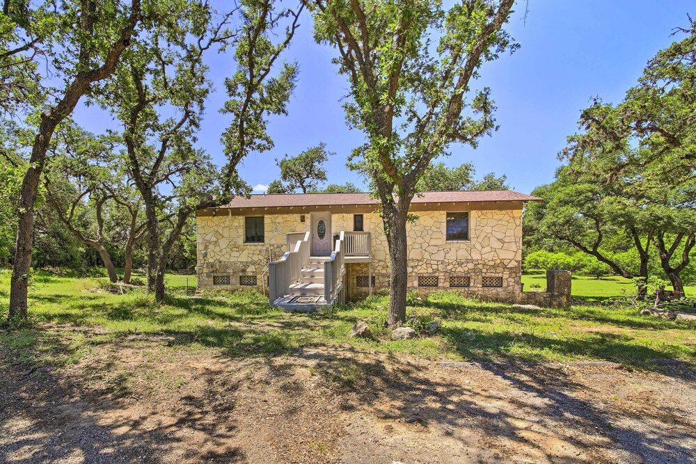 Countryside Cottage: 17 Mi to Downtown San Antonio