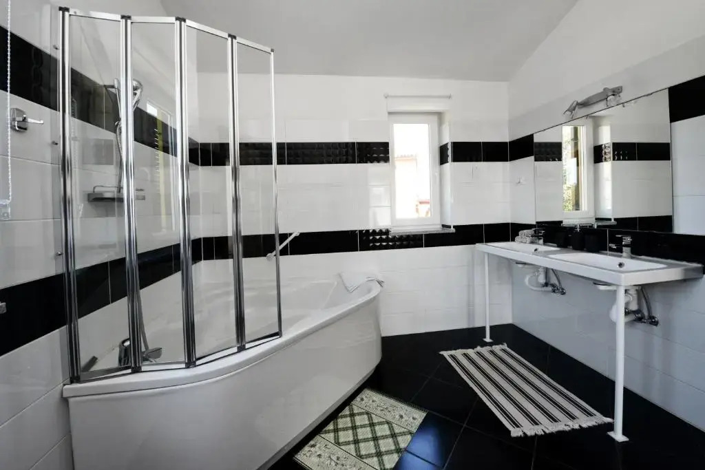Villa LUMARE AQUA - Pool, Jacuzzi & Garden
