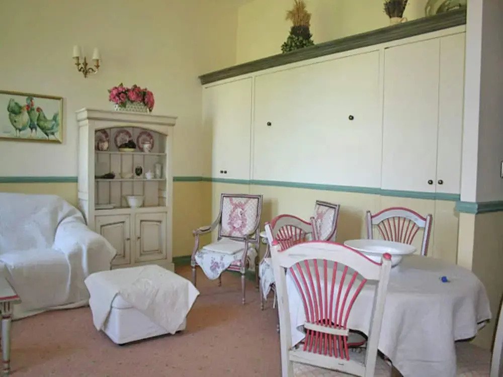 A beautiful 2 persons studio in a chateau with swimming pool