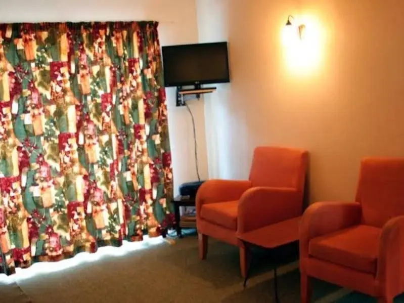 12 White Star Motel