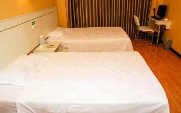 Zhongxiang Shenzhou Inn