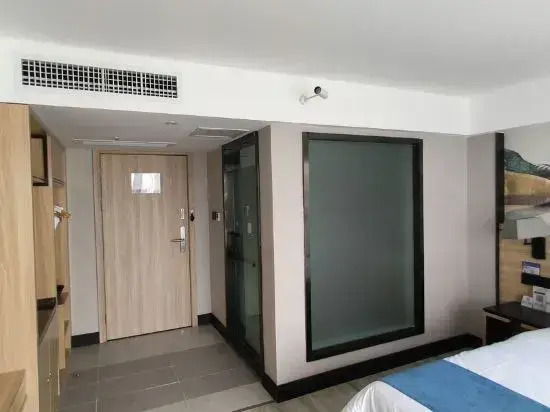 H Hotels (Xingyi Jichang Avenue)