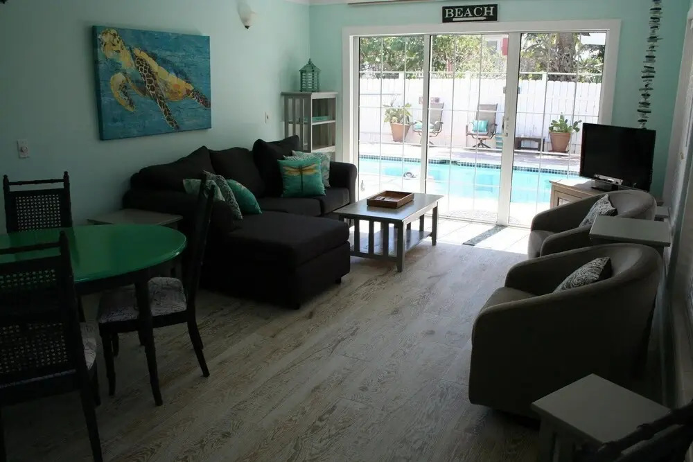 Hibiscus Hideaway - Beautiful 2 Bedroom Home- Private Pool