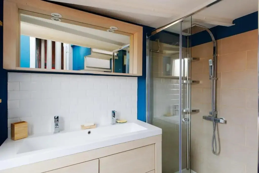 Air-conditioned duplex apartment with furnished terrace in the city center