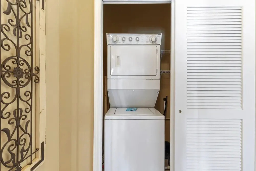 Sunny 2BR Condo with Community Pool and Close to Attractions