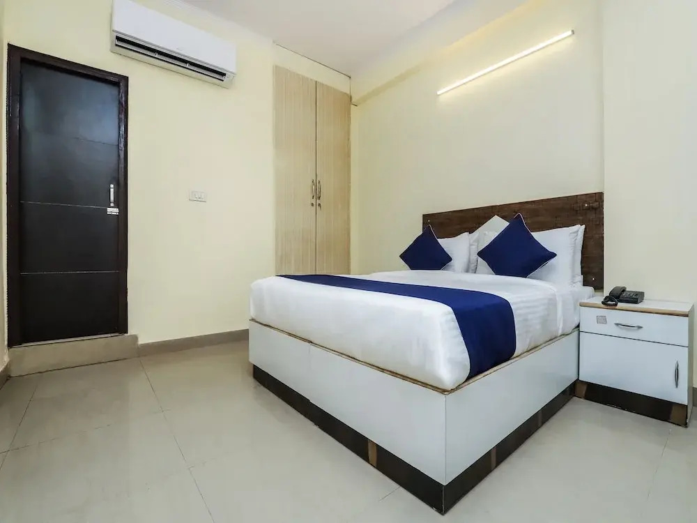 OYO SilverKey 27892 Shanti Complex