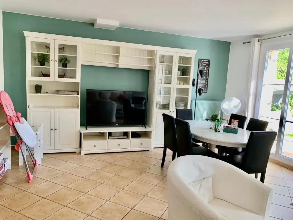DISNEY PRIVATE GARDEN VILLA 4 bedrooms for 8 to 10 people with 3 bathrooms Netflix Wifi Disney Plus