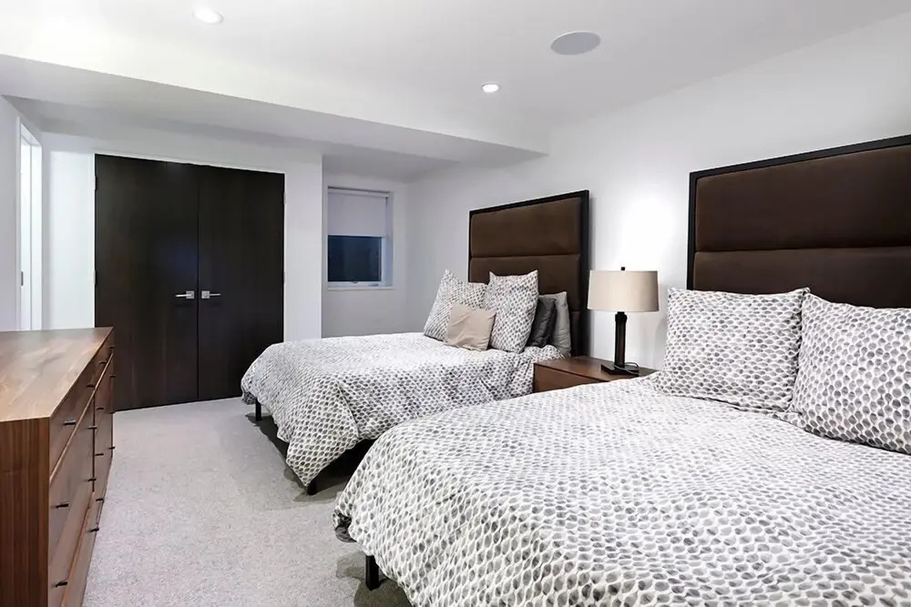 New Listing! West End Jewel - Steps to bus to 4 ski areas!(4860 3 Bedroom Condo by RedAwning