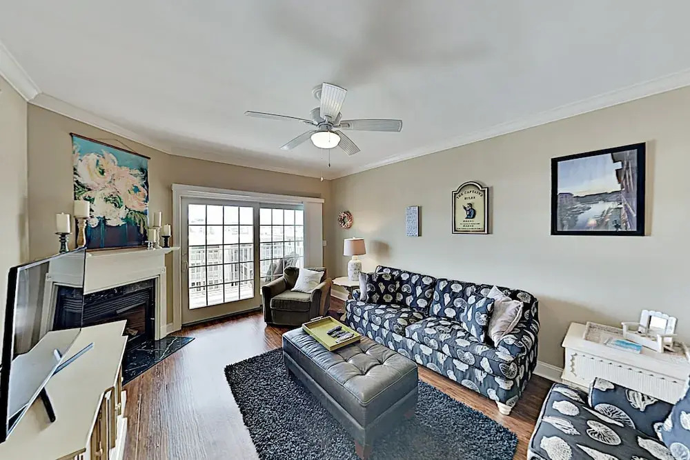 Lovely Waterfront W/ Balcony - Near Beach! 3 Bedroom Condo