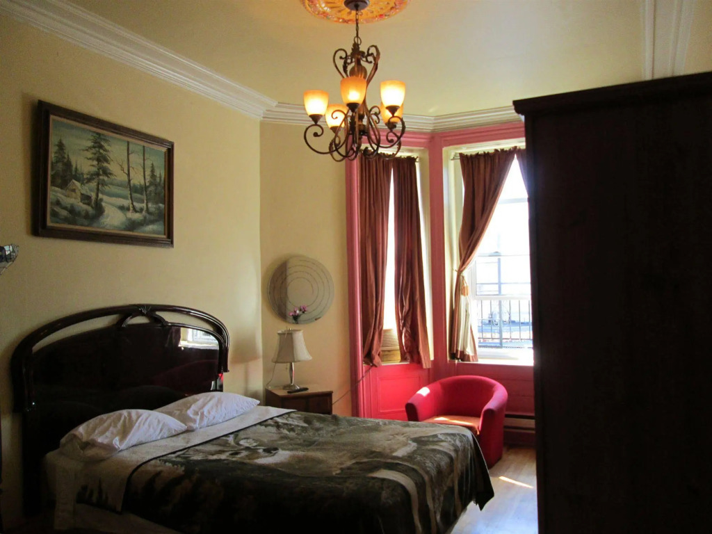 Hotel & Suites Place des Arts